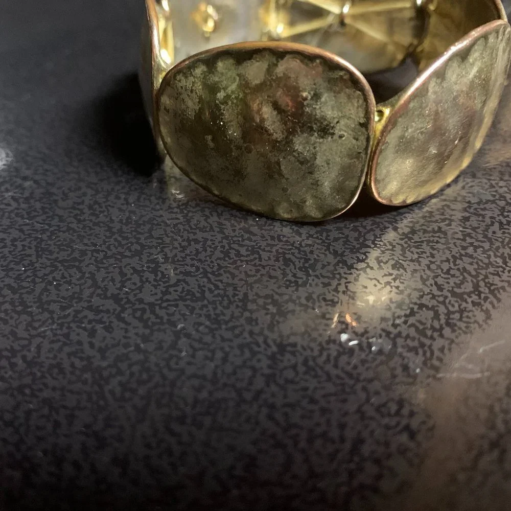 Gold tone stretch bracelet